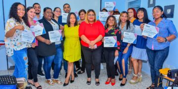 Mercadóloga Nataly Tejada imparte charla “Mujer y la Política”.