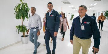 Ministro de la Presidencia visita instalaciones del Sistema 9-1-1 en Santiago