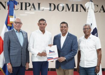 Liga Municipal entrega certificación de asignación de fondos incentivos SISMAP Municipal a gobiernos locales