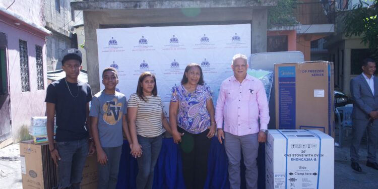 Instituto de Auxilios favorece con donación a familia afectada por incendio