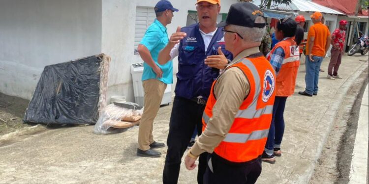 Defensa Civil acompaña a Gobernación en respuesta a afectados por inundaciones en La Vega