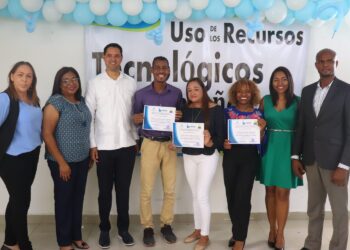 Director Regional 15 encabeza acto de cierre de capacitación en el "Uso de los Recursos Tecnológicos en la Enseñanza"