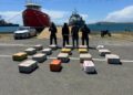 Asestan otro golpe al narcotráfico y aseguran lancha con 565 paquetes presumiblemente cocaína