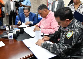 Desde septiembre policías recibirán descuentos en sus compras en reconocidos supermercados y tiendas