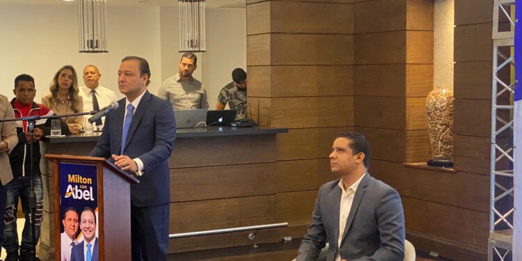 Milton Reyes junto a estructura de dirigentes pasan a apoyar a Abel Martínez