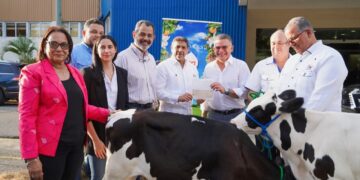 Ministro Limber Cruz recibe 25 becerros donados por Grupo Rica para mejorar la genética de la ganadería lechera dominicana