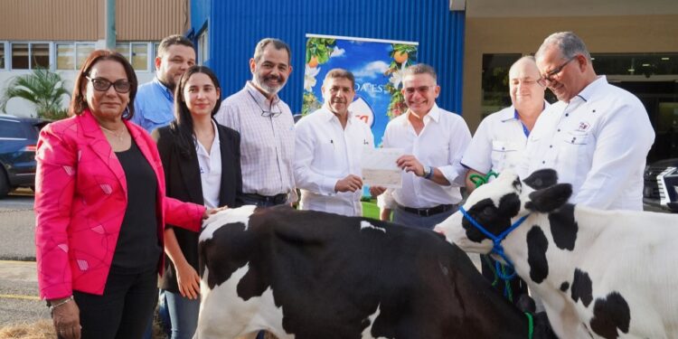 Ministro Limber Cruz recibe 25 becerros donados por Grupo Rica para mejorar la genética de la ganadería lechera dominicana