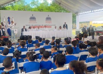 Presidente Abinader encabeza inicio de entrega de útiles escolares