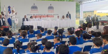 Presidente Abinader encabeza inicio de entrega de útiles escolares