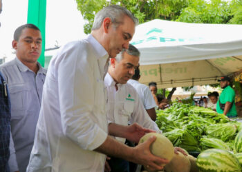 Presidente Abinader supervisa mercado de productores de INESPRE
