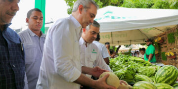 Presidente Abinader supervisa mercado de productores de INESPRE