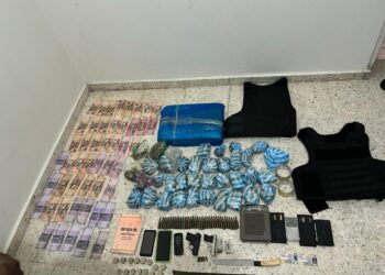 Policía apresa a tres hombres y ocupa drogas, armas de fuego, municiones, chalecos antibalas y 11 motocicletas  