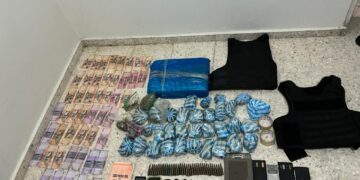 Policía apresa a tres hombres y ocupa drogas, armas de fuego, municiones, chalecos antibalas y 11 motocicletas  