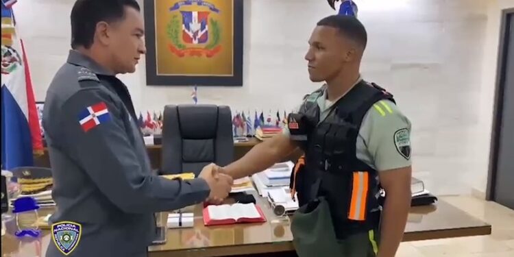 Mayor general Alberto Then felicita cabo Digesett por aplicar correctamente protocolo policial en intervención de tránsito