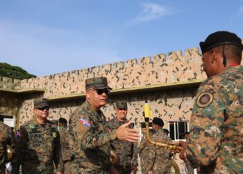 Comandante general del Ejército realiza recorrido de supervisión por la frontera 