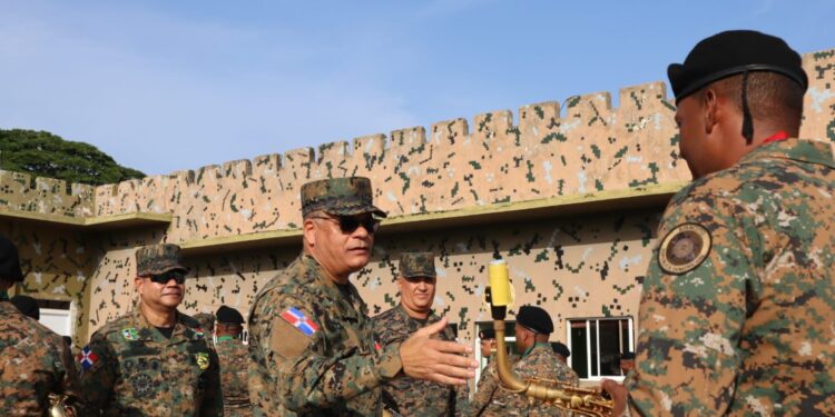 Comandante general del Ejército realiza recorrido de supervisión por la frontera 