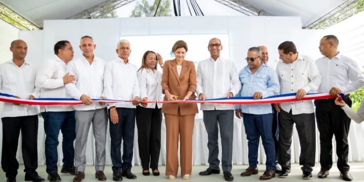 Vicepresidenta y ministro de Obras Públicas inauguran carretera Loma Mala