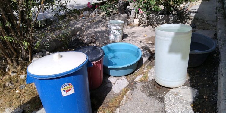 Continúan quejas por deficiencia de agua; INAPA atribuye a salida de Asuro precariedad del servicio