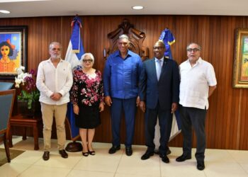 Autoridades de la UASD respaldan reforma policial con docentes y becas