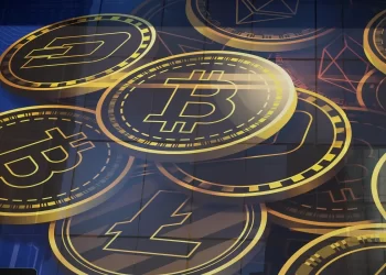 Fiscalía de Santiago arresta mujer de una red que estafó con más de 50 millones de pesos con la falsa venta de criptomonedas