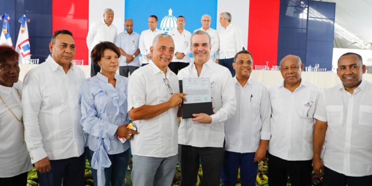 Presidente Abinader entrega 535 nuevos títulos en Majagual, Monte Plata