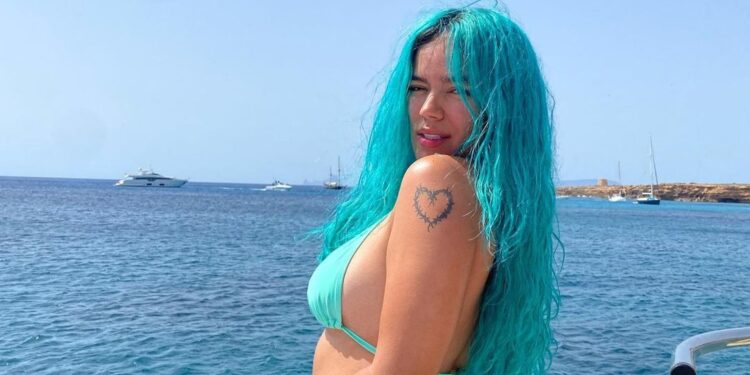 Karol G se despide de su cabello azul y afirma que “fue una época que nunca olvidaré”