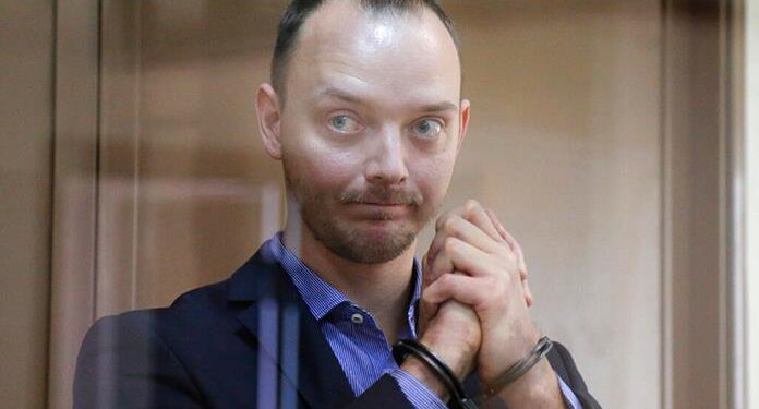 Fiscalía rusa pide 24 años de cárcel para un periodista acusado de alta traición