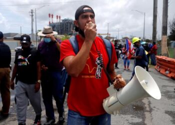 Protestan en San Juan contra el ente fiscal y la empresa eléctrica de PR