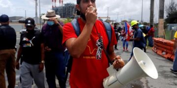 Protestan en San Juan contra el ente fiscal y la empresa eléctrica de PR