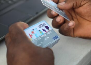 Policía apresa a dos hombres y les ocupa 391 tarjetas  del programas de asistencia del gobierno