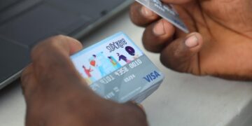 Policía apresa a dos hombres y les ocupa 391 tarjetas  del programas de asistencia del gobierno