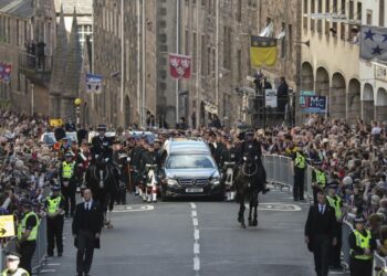El rey Carlos III y sus hermanos escoltan el féretro de la reina
