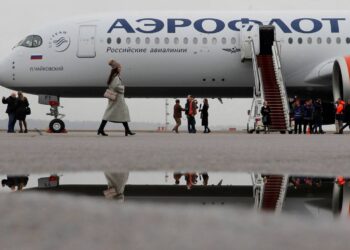 Los rusos agotan los pasajes para huir de la orden de movilización de Putin