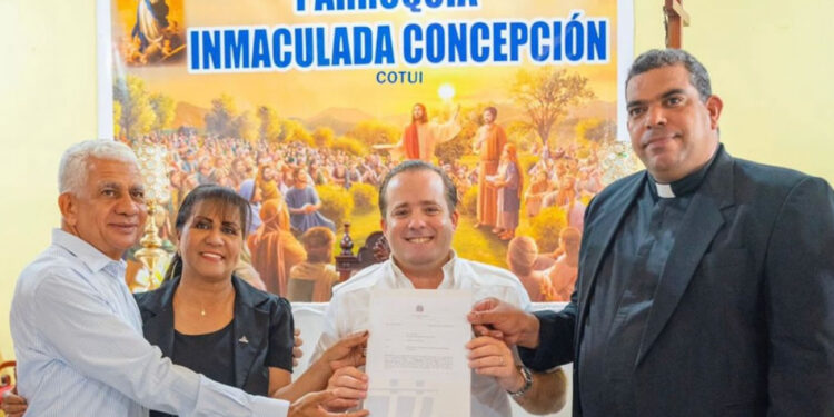 Ministro Paliza entrega aportes remodelación parroquia en Cotuí y construcción hogar Cruz Roja en Bonao