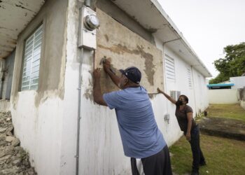 Puertorriqueños furiosos por apagones días después de Fiona