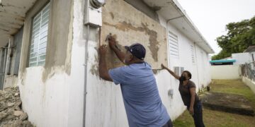 Puertorriqueños furiosos por apagones días después de Fiona