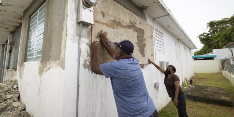Puertorriqueños furiosos por apagones días después de Fiona