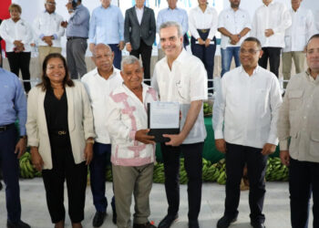 Presidente Abinader: De 3,237 certificados de título para Los Guaricanos, entregamos 1,727