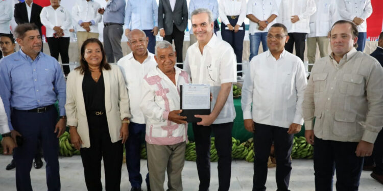 Presidente Abinader: De 3,237 certificados de título para Los Guaricanos, entregamos 1,727
