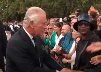 Carlos III saludó a la gente que se agolpó a su paso en el Palacio de Buckingham tras la muerte de Isabel II: “Dios salve al rey”