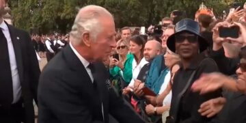 Carlos III saludó a la gente que se agolpó a su paso en el Palacio de Buckingham tras la muerte de Isabel II: “Dios salve al rey”