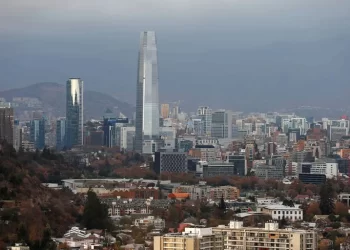 La bolsa de Santiago de Chile abrió con una fuerte alza y baja el dólar tras el rechazo a la nueva Constitución