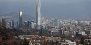 La bolsa de Santiago de Chile abrió con una fuerte alza y baja el dólar tras el rechazo a la nueva Constitución