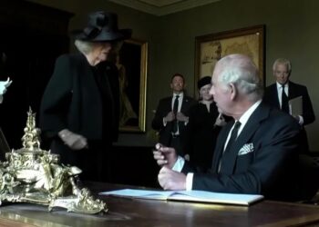 El Rey Carlos III volvió a enojarse durante la firma de un documento