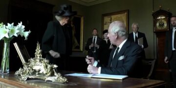 El Rey Carlos III volvió a enojarse durante la firma de un documento