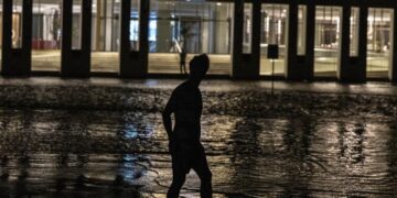 Cuba comienza a encender luces después de que Ian apaga la isla