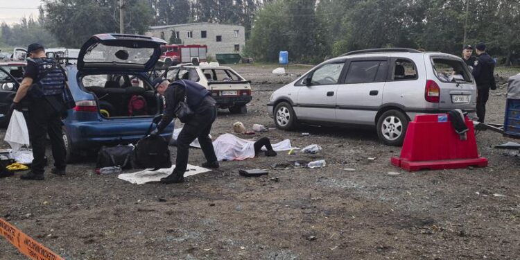 Ataque ruso deja 25 muertos mientras el Kremlin se anexiona regiones de Ucrania