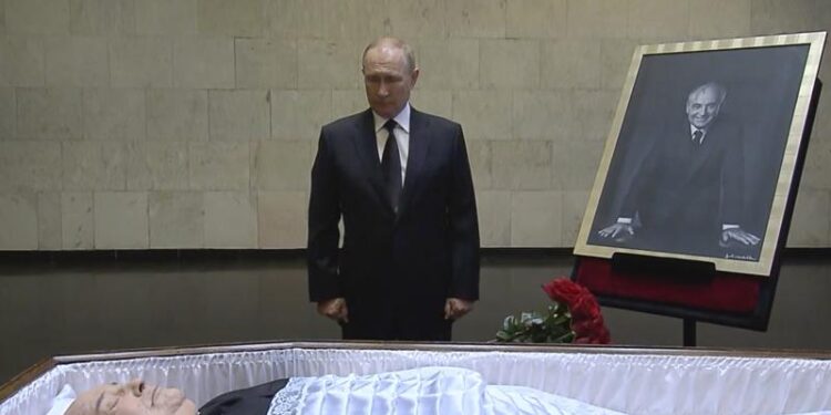 Putin rinde homenaje a Gorbachov pero no asistirá a su funeral
