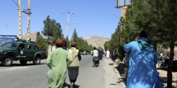 Explosión en mezquita afgana mata a 18 personas, incluido un alto clérigo