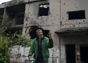 Aldea ucraniana devastada emerge de la ocupación rusa